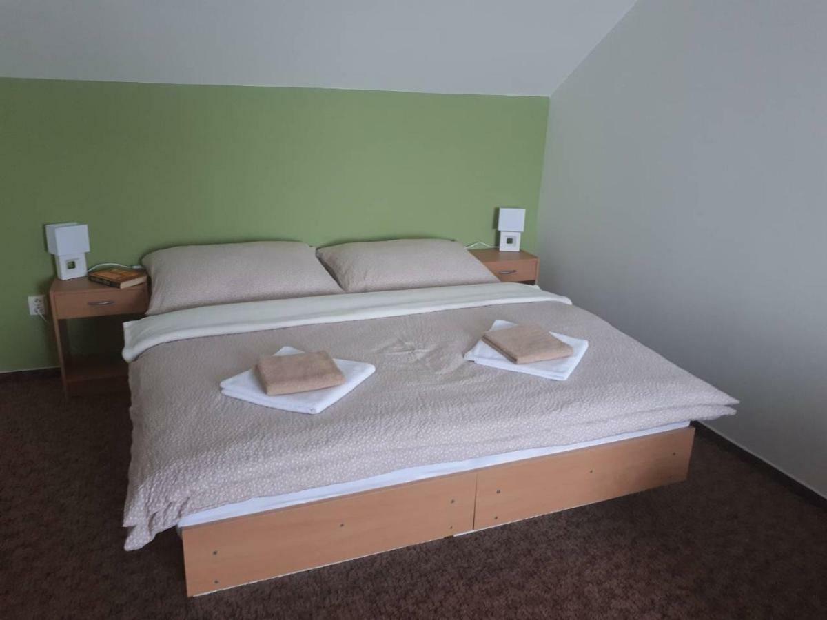 Privat Jonas Villa Strba Bagian luar foto